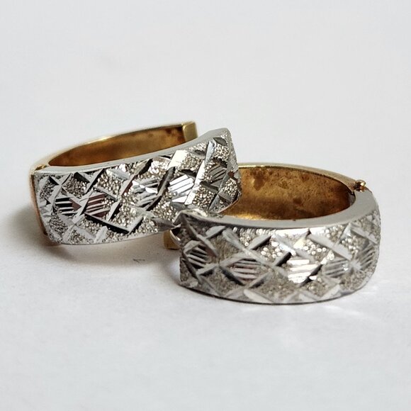 [SOLD] 80's 2.1g 18K Gold Engraved Design Etched Huggie Earrings - Picture 4 of 16